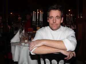 04-11-2007 SHOWBIZZ; PALAZZO OPENT DEUREN VOOR VARIETE LIEFHEBBERS. Voor het vierde achtereen volgende jaar heeft Palazzo haar deuren geopent.Tijdens de premiere trad een keur van internationale artiesten op terwijl de gasten smulden van het vijf gangen diner van top kok Ron Blauw en zijn team.Vele bekenden waren deze avond op uitnodiging van Rick Gemser naar de prachtige tent gekomen oa. Ben Cramer,  Louis van Gaal, Ed Nijpels, Aad de Mos, Thijs van Leer, Mariianne van Wijnkoop, Myrna Goosen, Johnny Kraaijkamp, Sheila de Vries, Fabienne de Vries, Harry Mens, Marijke Helwegen enz. Iedereen had na afloop het buikje vol en zere kaken van het vele lachen. Weer een pracht van aanwinst voor Amsterdam tijdens de aankomende winter.
foto: Albert den Iseger