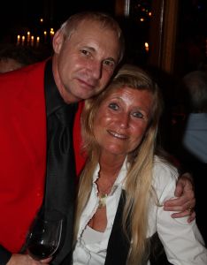 04-11-2007 SHOWBIZZ; PALAZZO OPENT DEUREN VOOR VARIETE LIEFHEBBERS. Voor het vierde achtereen volgende jaar heeft Palazzo haar deuren geopent.Tijdens de premiere trad een keur van internationale artiesten op terwijl de gasten smulden van het vijf gangen diner van top kok Ron Blauw en zijn team.Vele bekenden waren deze avond op uitnodiging van Rick Gemser naar de prachtige tent gekomen oa. Ben Cramer,  Louis van Gaal, Ed Nijpels, Aad de Mos, Thijs van Leer, Mariianne van Wijnkoop, Myrna Goosen, Johnny Kraaijkamp, Sheila de Vries, Fabienne de Vries, Harry Mens, Marijke Helwegen enz. Iedereen had na afloop het buikje vol en zere kaken van het vele lachen. Weer een pracht van aanwinst voor Amsterdam tijdens de aankomende winter.
foto: Albert den Iseger