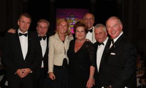 20-11-2007 SHOWBIZZ; VROLIJKE GEZICHTEN EN EEN LACH BIJ RONNIE TOBER. Als je die lachende kindjes zie , dan weet waarvoor ik dit allemaal doe aldus Ronnie Tober en partner Jan. In de Eusebiuskerk in Arnhem hield Ronnie Tober voor de vierde keer een gala voor zijn goede doel verstandelijk gehandicapten. De opbrengst van deze avond was dan ook een record namelijk 151.000 euries.
foto: Albert den Iseger