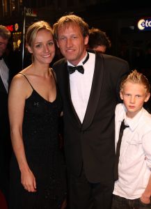 22-11-2007 SHOWBIZZ; PREMIERE VAN DE FILM DE  JONGENS VAN BONTEKOE.
Avontuur, een snufje romantiek en af en toe een ramp om de vaart erin te houden. De scheepjongens van Bontekoe heeft het allemaal. Het is een spannende film over drie heldhaftige scheepsjongens en een schipper die echt heeft bestaan. Er was weer een keur van bekenden naar de premiere gekomen oa. Jim Bakkum, Chimene van Oosterhout,Bas van Toor, Cees Geel,Henk Bos,Chris Zegers,Jochum van Gelder, Ewout Genemans,Melody Klaver en vele anderen.
foto: Albert den Iseger