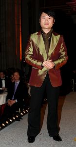 20-11-2007 SHOWBIZZ; VROLIJKE GEZICHTEN EN EEN LACH BIJ RONNIE TOBER. Als je die lachende kindjes zie , dan weet waarvoor ik dit allemaal doe aldus Ronnie Tober en partner Jan. In de Eusebiuskerk in Arnhem hield Ronnie Tober voor de vierde keer een gala voor zijn goede doel verstandelijk gehandicapten. De opbrengst van deze avond was dan ook een record namelijk 151.000 euries.
foto: Albert den Iseger