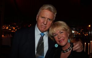 04-11-2007 SHOWBIZZ; PALAZZO OPENT DEUREN VOOR VARIETE LIEFHEBBERS. Voor het vierde achtereen volgende jaar heeft Palazzo haar deuren geopent.Tijdens de premiere trad een keur van internationale artiesten op terwijl de gasten smulden van het vijf gangen diner van top kok Ron Blauw en zijn team.Vele bekenden waren deze avond op uitnodiging van Rick Gemser naar de prachtige tent gekomen oa. Ben Cramer,  Louis van Gaal, Ed Nijpels, Aad de Mos, Thijs van Leer, Mariianne van Wijnkoop, Myrna Goosen, Johnny Kraaijkamp, Sheila de Vries, Fabienne de Vries, Harry Mens, Marijke Helwegen enz. Iedereen had na afloop het buikje vol en zere kaken van het vele lachen. Weer een pracht van aanwinst voor Amsterdam tijdens de aankomende winter.
foto: Albert den Iseger