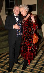 24-11-2007 SHOWBIZZ; GRAND DU GALA CIGARE 2007 IN HUIS TER DUIN NOORDWIJK. Stoute dames van het genootschap Salome rookte en pafte er heerlijk op los en schuwden ook de grootste sigaren niet. Uniek in de geschiedenis van de sigaar gala s was dat er deze keer drie winnaars waren van de Chevalier du Cercie du Cigare: regisseur en producent Chiem van Houweninge. Messterkok van deze eeuw Cas Spijkers en bariton Ernst Daniel Smid. Dit drie tal mag zich voegen bij het rijtje van Hans Wiegel,  Jan des Bouvrie, Robin Linschoten, acteur Peter Lusse, zanger Bastiaan Ragas, RTL baas Fons van Westerloo, chef top kok Robert Kranenborg en wijlen Pim Fortuyn. 
foto: Albert den Iseger