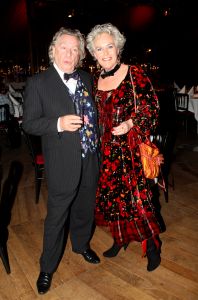04-11-2007 SHOWBIZZ; PALAZZO OPENT DEUREN VOOR VARIETE LIEFHEBBERS. Voor het vierde achtereen volgende jaar heeft Palazzo haar deuren geopent.Tijdens de premiere trad een keur van internationale artiesten op terwijl de gasten smulden van het vijf gangen diner van top kok Ron Blauw en zijn team.Vele bekenden waren deze avond op uitnodiging van Rick Gemser naar de prachtige tent gekomen oa. Ben Cramer,  Louis van Gaal, Ed Nijpels, Aad de Mos, Thijs van Leer, Mariianne van Wijnkoop, Myrna Goosen, Johnny Kraaijkamp, Sheila de Vries, Fabienne de Vries, Harry Mens, Marijke Helwegen enz. Iedereen had na afloop het buikje vol en zere kaken van het vele lachen. Weer een pracht van aanwinst voor Amsterdam tijdens de aankomende winter.
foto: Albert den Iseger