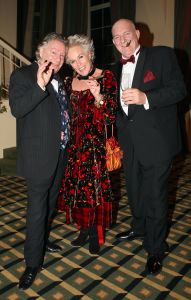 24-11-2007 SHOWBIZZ; GRAND DU GALA CIGARE 2007 IN HUIS TER DUIN NOORDWIJK. Stoute dames van het genootschap Salome rookte en pafte er heerlijk op los en schuwden ook de grootste sigaren niet. Uniek in de geschiedenis van de sigaar gala s was dat er deze keer drie winnaars waren van de Chevalier du Cercie du Cigare: regisseur en producent Chiem van Houweninge. Messterkok van deze eeuw Cas Spijkers en bariton Ernst Daniel Smid. Dit drie tal mag zich voegen bij het rijtje van Hans Wiegel,  Jan des Bouvrie, Robin Linschoten, acteur Peter Lusse, zanger Bastiaan Ragas, RTL baas Fons van Westerloo, chef top kok Robert Kranenborg en wijlen Pim Fortuyn. 
foto: Albert den Iseger