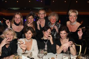 24-11-2007 SHOWBIZZ; GRAND DU GALA CIGARE 2007 IN HUIS TER DUIN NOORDWIJK. Stoute dames van het genootschap Salome rookte en pafte er heerlijk op los en schuwden ook de grootste sigaren niet. Uniek in de geschiedenis van de sigaar gala s was dat er deze keer drie winnaars waren van de Chevalier du Cercie du Cigare: regisseur en producent Chiem van Houweninge. Messterkok van deze eeuw Cas Spijkers en bariton Ernst Daniel Smid. Dit drie tal mag zich voegen bij het rijtje van Hans Wiegel,  Jan des Bouvrie, Robin Linschoten, acteur Peter Lusse, zanger Bastiaan Ragas, RTL baas Fons van Westerloo, chef top kok Robert Kranenborg en wijlen Pim Fortuyn. 
foto: Albert den Iseger
