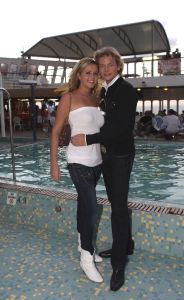 14-11-2007 SHOWBIZZ; THOMAS BERGE EN MONIQUE SMIT EEN STELLETJE. De vonk sloeg definitief over aan board van een cruise boot. Niet alleen de 800 Tros leden hadden de tijd van hun leven ook Monique en Thomas hadden aan board een overgetelijke tijd met elkaar. Tijdens de Tros cruise waar Thomas en Monique voor de 800 Nederlandse muziek fans optraden is hun band alleen maar sterker en hechter geworden.Op de vraag of ze nu echt een relatie hebben werd beantwoord met: Zeg nooit nooit!!
foto: Albert den Iseger.