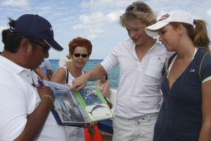 14-11-2007 SHOWBIZZ; THOMAS BERGE EN MONIQUE SMIT EEN STELLETJE. De vonk sloeg definitief over aan board van een cruise boot. Niet alleen de 800 Tros leden hadden de tijd van hun leven ook Monique en Thomas hadden aan board een overgetelijke tijd met elkaar. Tijdens de Tros cruise waar Thomas en Monique voor de 800 Nederlandse muziek fans optraden is hun band alleen maar sterker en hechter geworden.Op de vraag of ze nu echt een relatie hebben werd beantwoord met: Zeg nooit nooit!!
foto: Albert den Iseger.