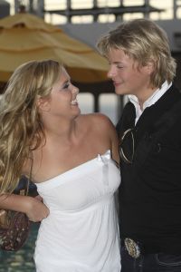 14-11-2007 SHOWBIZZ; THOMAS BERGE EN MONIQUE SMIT EEN STELLETJE. De vonk sloeg definitief over aan board van een cruise boot. Niet alleen de 800 Tros leden hadden de tijd van hun leven ook Monique en Thomas hadden aan board een overgetelijke tijd met elkaar. Tijdens de Tros cruise waar Thomas en Monique voor de 800 Nederlandse muziek fans optraden is hun band alleen maar sterker en hechter geworden.Op de vraag of ze nu echt een relatie hebben werd beantwoord met: Zeg nooit nooit!!
foto: Albert den Iseger.
