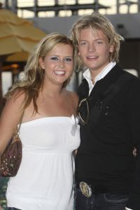 14-11-2007 SHOWBIZZ; THOMAS BERGE EN MONIQUE SMIT EEN STELLETJE. De vonk sloeg definitief over aan board van een cruise boot. Niet alleen de 800 Tros leden hadden de tijd van hun leven ook Monique en Thomas hadden aan board een overgetelijke tijd met elkaar. Tijdens de Tros cruise waar Thomas en Monique voor de 800 Nederlandse muziek fans optraden is hun band alleen maar sterker en hechter geworden.Op de vraag of ze nu echt een relatie hebben werd beantwoord met: Zeg nooit nooit!!
foto: Albert den Iseger.