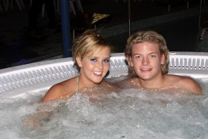 14-11-2007 SHOWBIZZ; THOMAS BERGE EN MONIQUE SMIT EEN STELLETJE. De vonk sloeg definitief over aan board van een cruise boot. Niet alleen de 800 Tros leden hadden de tijd van hun leven ook Monique en Thomas hadden aan board een overgetelijke tijd met elkaar. Tijdens de Tros cruise waar Thomas en Monique voor de 800 Nederlandse muziek fans optraden is hun band alleen maar sterker en hechter geworden.Op de vraag of ze nu echt een relatie hebben werd beantwoord met: Zeg nooit nooit!!
foto: Albert den Iseger.