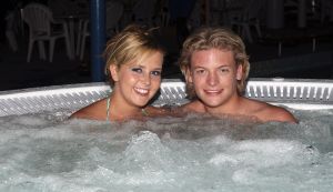 14-11-2007 SHOWBIZZ; THOMAS BERGE EN MONIQUE SMIT EEN STELLETJE. De vonk sloeg definitief over aan board van een cruise boot. Niet alleen de 800 Tros leden hadden de tijd van hun leven ook Monique en Thomas hadden aan board een overgetelijke tijd met elkaar. Tijdens de Tros cruise waar Thomas en Monique voor de 800 Nederlandse muziek fans optraden is hun band alleen maar sterker en hechter geworden.Op de vraag of ze nu echt een relatie hebben werd beantwoord met: Zeg nooit nooit!!
foto: Albert den Iseger.