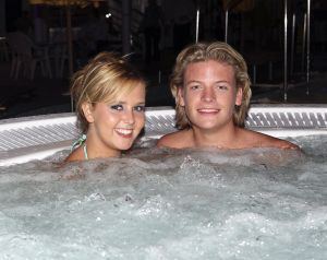 14-11-2007 SHOWBIZZ; THOMAS BERGE EN MONIQUE SMIT EEN STELLETJE. De vonk sloeg definitief over aan board van een cruise boot. Niet alleen de 800 Tros leden hadden de tijd van hun leven ook Monique en Thomas hadden aan board een overgetelijke tijd met elkaar. Tijdens de Tros cruise waar Thomas en Monique voor de 800 Nederlandse muziek fans optraden is hun band alleen maar sterker en hechter geworden.Op de vraag of ze nu echt een relatie hebben werd beantwoord met: Zeg nooit nooit!!
foto: Albert den Iseger.