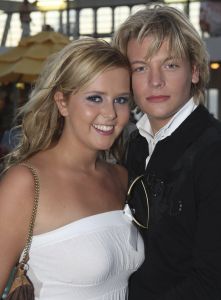 14-11-2007 SHOWBIZZ; THOMAS BERGE EN MONIQUE SMIT EEN STELLETJE. De vonk sloeg definitief over aan board van een cruise boot. Niet alleen de 800 Tros leden hadden de tijd van hun leven ook Monique en Thomas hadden aan board een overgetelijke tijd met elkaar. Tijdens de Tros cruise waar Thomas en Monique voor de 800 Nederlandse muziek fans optraden is hun band alleen maar sterker en hechter geworden.Op de vraag of ze nu echt een relatie hebben werd beantwoord met: Zeg nooit nooit!!
foto: Albert den Iseger.