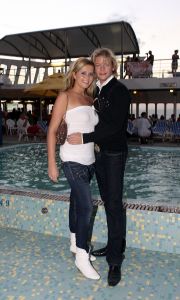 14-11-2007 SHOWBIZZ; THOMAS BERGE EN MONIQUE SMIT EEN STELLETJE. De vonk sloeg definitief over aan board van een cruise boot. Niet alleen de 800 Tros leden hadden de tijd van hun leven ook Monique en Thomas hadden aan board een overgetelijke tijd met elkaar. Tijdens de Tros cruise waar Thomas en Monique voor de 800 Nederlandse muziek fans optraden is hun band alleen maar sterker en hechter geworden.Op de vraag of ze nu echt een relatie hebben werd beantwoord met: Zeg nooit nooit!!
foto: Albert den Iseger.
