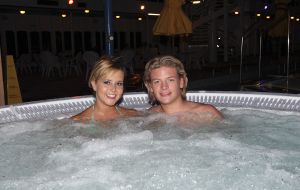 14-11-2007 SHOWBIZZ; THOMAS BERGE EN MONIQUE SMIT EEN STELLETJE. De vonk sloeg definitief over aan board van een cruise boot. Niet alleen de 800 Tros leden hadden de tijd van hun leven ook Monique en Thomas hadden aan board een overgetelijke tijd met elkaar. Tijdens de Tros cruise waar Thomas en Monique voor de 800 Nederlandse muziek fans optraden is hun band alleen maar sterker en hechter geworden.Op de vraag of ze nu echt een relatie hebben werd beantwoord met: Zeg nooit nooit!!
foto: Albert den Iseger.