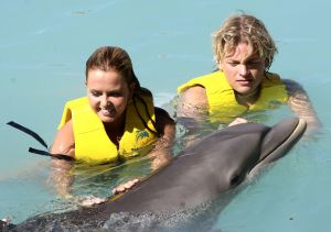 14-11-2007 SHOWBIZZ; THOMAS BERGE EN MONIQUE SMIT EEN STELLETJE. De vonk sloeg definitief over aan board van een cruise boot. Niet alleen de 800 Tros leden hadden de tijd van hun leven ook Monique en Thomas hadden aan board een overgetelijke tijd met elkaar. Tijdens de Tros cruise waar Thomas en Monique voor de 800 Nederlandse muziek fans optraden is hun band alleen maar sterker en hechter geworden.Op de vraag of ze nu echt een relatie hebben werd beantwoord met: Zeg nooit nooit!!
foto: Albert den Iseger.