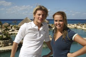 14-11-2007 SHOWBIZZ; THOMAS BERGE EN MONIQUE SMIT EEN STELLETJE. De vonk sloeg definitief over aan board van een cruise boot. Niet alleen de 800 Tros leden hadden de tijd van hun leven ook Monique en Thomas hadden aan board een overgetelijke tijd met elkaar. Tijdens de Tros cruise waar Thomas en Monique voor de 800 Nederlandse muziek fans optraden is hun band alleen maar sterker en hechter geworden.Op de vraag of ze nu echt een relatie hebben werd beantwoord met: Zeg nooit nooit!!
foto: Albert den Iseger.