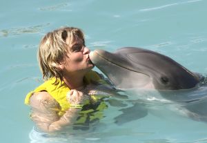 14-11-2007 SHOWBIZZ; THOMAS BERGE EN MONIQUE SMIT EEN STELLETJE. De vonk sloeg definitief over aan board van een cruise boot. Niet alleen de 800 Tros leden hadden de tijd van hun leven ook Monique en Thomas hadden aan board een overgetelijke tijd met elkaar. Tijdens de Tros cruise waar Thomas en Monique voor de 800 Nederlandse muziek fans optraden is hun band alleen maar sterker en hechter geworden.Op de vraag of ze nu echt een relatie hebben werd beantwoord met: Zeg nooit nooit!!
foto: Albert den Iseger.