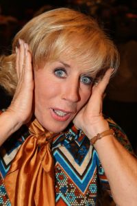 14-11-2008 SHOWBIZZ; DE LAATSTE AFLEVERING VAN TOEN WAS GELUK HEEL GEWOON IS OPGENOMEN. De rek is er uit, de laatste aflevering staat op tape en word volgend jaar uitgezonden. Na de opname-s was er een feestje voor de crew waar ook alle oud crew leden aanwezig waren. Menigeen pinkte een traantje weg na dat er een einde is gekomen aan een serie die 16 jaar geduurd heeft. In 1999 won de serie de Gouden Televizierring.
foto: Albert den Iseger.