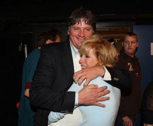 14-11-2008 SHOWBIZZ; DE LAATSTE AFLEVERING VAN TOEN WAS GELUK HEEL GEWOON IS OPGENOMEN. De rek is er uit, de laatste aflevering staat op tape en word volgend jaar uitgezonden. Na de opname-s was er een feestje voor de crew waar ook alle oud crew leden aanwezig waren. Menigeen pinkte een traantje weg na dat er een einde is gekomen aan een serie die 16 jaar geduurd heeft. In 1999 won de serie de Gouden Televizierring.
foto: Albert den Iseger.