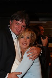 14-11-2008 SHOWBIZZ; DE LAATSTE AFLEVERING VAN TOEN WAS GELUK HEEL GEWOON IS OPGENOMEN. De rek is er uit, de laatste aflevering staat op tape en word volgend jaar uitgezonden. Na de opname-s was er een feestje voor de crew waar ook alle oud crew leden aanwezig waren. Menigeen pinkte een traantje weg na dat er een einde is gekomen aan een serie die 16 jaar geduurd heeft. In 1999 won de serie de Gouden Televizierring.
foto: Albert den Iseger.