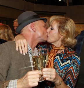 14-11-2008 SHOWBIZZ; DE LAATSTE AFLEVERING VAN TOEN WAS GELUK HEEL GEWOON IS OPGENOMEN. De rek is er uit, de laatste aflevering staat op tape en word volgend jaar uitgezonden. Na de opname-s was er een feestje voor de crew waar ook alle oud crew leden aanwezig waren. Menigeen pinkte een traantje weg na dat er een einde is gekomen aan een serie die 16 jaar geduurd heeft. In 1999 won de serie de Gouden Televizierring.
foto: Albert den Iseger.