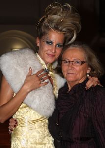 26-11-2008 SHOWBIZZ; HANS EN SOPHIE KRAAIJ BIJ MODE SHOW VAN HU SCHE IN ARNHEM.
De Chinese kleding designer Hu Sche gaf een onwijze modeshow in een kerk in hartje  Arnhem. Meer dan 500 mensen genoten van een heerlijk chinees 4 gangen diner met voortreffelijke wijnen en daarna een geweldig modespectacle van designer  Hu Sche. Als sluit stuk van de avond liep Sophie Kraaij mee in een prachtige bruidsjurk. Daarna knalde de Hans de flessen open tot laat in de nacht was het een en al feest in de mooie kerk van Arnhem. Een prachtig verhaal van Hans en Sophie Kraaij deze week in uw weekblad Prive.
foto: Albert den Iseger.