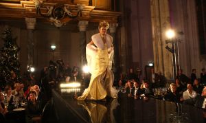 26-11-2008 SHOWBIZZ; HANS EN SOPHIE KRAAIJ BIJ MODE SHOW VAN HU SCHE IN ARNHEM.
De Chinese kleding designer Hu Sche gaf een onwijze modeshow in een kerk in hartje  Arnhem. Meer dan 500 mensen genoten van een heerlijk chinees 4 gangen diner met voortreffelijke wijnen en daarna een geweldig modespectacle van designer  Hu Sche. Als sluit stuk van de avond liep Sophie Kraaij mee in een prachtige bruidsjurk. Daarna knalde de Hans de flessen open tot laat in de nacht was het een en al feest in de mooie kerk van Arnhem. Een prachtig verhaal van Hans en Sophie Kraaij deze week in uw weekblad Prive.
foto: Albert den Iseger.