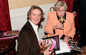 03-11-2008 SHOWBIZZ; COUTURIERS DOEN BOEKJE OPEN OVER DE KLEDING VAN DE ORANJES. Geen idee of de koningin dit boek leuk vindt maar ik heb het haar niet gevraagd, zo vertelde Els Smit mij de schrijfster van dit prachtige boek.
foto: Albert den Iseger.