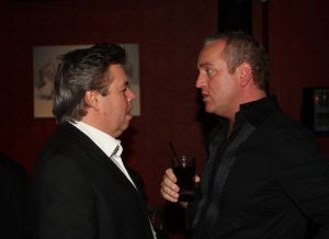 12-11-2008 SHOWBIZZ; EFFE VEEL CENTJES TE MAKKE BIJ EEN FEESTJE IN THE RED SUN. Rene en Natasja Froger en vele van hun vrienden kwamen bijeen om veel Euries te soren voor de Voedselbank. Er was veel muziek-eten-drank en een echte veilingmeester die regelrecht de euries uit je zak toverde. Junior Zegger maakte er een echt feest van en haalde ruim 300.000 euries op voor Clara en Sjaak Sies  van de voedselbank. Ook werd op deze avond besloten dat Jeroen v.d.Boom maar de nieuwe Topper moest worden. Zo ging iedereen weer tevreden naar huis met of zonder euri op zak.
foto: Albert den Iseger.