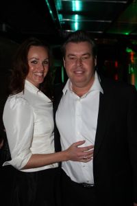 12-11-2008 SHOWBIZZ; EFFE VEEL CENTJES TE MAKKE BIJ EEN FEESTJE IN THE RED SUN. Rene en Natasja Froger en vele van hun vrienden kwamen bijeen om veel Euries te soren voor de Voedselbank. Er was veel muziek-eten-drank en een echte veilingmeester die regelrecht de euries uit je zak toverde. Junior Zegger maakte er een echt feest van en haalde ruim 300.000 euries op voor Clara en Sjaak Sies  van de voedselbank. Ook werd op deze avond besloten dat Jeroen v.d.Boom maar de nieuwe Topper moest worden. Zo ging iedereen weer tevreden naar huis met of zonder euri op zak.
foto: Albert den Iseger.