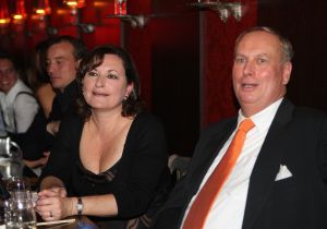 12-11-2008 SHOWBIZZ; EFFE VEEL CENTJES TE MAKKE BIJ EEN FEESTJE IN THE RED SUN. Rene en Natasja Froger en vele van hun vrienden kwamen bijeen om veel Euries te soren voor de Voedselbank. Er was veel muziek-eten-drank en een echte veilingmeester die regelrecht de euries uit je zak toverde. Junior Zegger maakte er een echt feest van en haalde ruim 300.000 euries op voor Clara en Sjaak Sies  van de voedselbank. Ook werd op deze avond besloten dat Jeroen v.d.Boom maar de nieuwe Topper moest worden. Zo ging iedereen weer tevreden naar huis met of zonder euri op zak.
foto: Albert den Iseger.