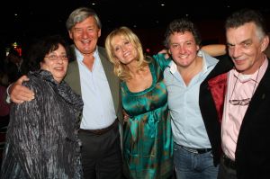 12-11-2008 SHOWBIZZ; EFFE VEEL CENTJES TE MAKKE BIJ EEN FEESTJE IN THE RED SUN. Rene en Natasja Froger en vele van hun vrienden kwamen bijeen om veel Euries te soren voor de Voedselbank. Er was veel muziek-eten-drank en een echte veilingmeester die regelrecht de euries uit je zak toverde. Junior Zegger maakte er een echt feest van en haalde ruim 300.000 euries op voor Clara en Sjaak Sies  van de voedselbank. Ook werd op deze avond besloten dat Jeroen v.d.Boom maar de nieuwe Topper moest worden. Zo ging iedereen weer tevreden naar huis met of zonder euri op zak.
foto: Albert den Iseger.