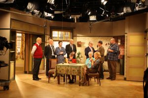 14-11-2008 SHOWBIZZ; DE LAATSTE AFLEVERING VAN TOEN WAS GELUK HEEL GEWOON IS OPGENOMEN. De rek is er uit, de laatste aflevering staat op tape en word volgend jaar uitgezonden. Na de opname-s was er een feestje voor de crew waar ook alle oud crew leden aanwezig waren. Menigeen pinkte een traantje weg na dat er een einde is gekomen aan een serie die 16 jaar geduurd heeft. In 1999 won de serie de Gouden Televizierring.
foto: Albert den Iseger.