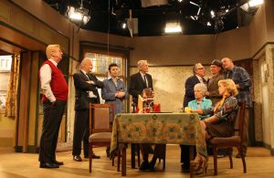 14-11-2008 SHOWBIZZ; DE LAATSTE AFLEVERING VAN TOEN WAS GELUK HEEL GEWOON IS OPGENOMEN. De rek is er uit, de laatste aflevering staat op tape en word volgend jaar uitgezonden. Na de opname-s was er een feestje voor de crew waar ook alle oud crew leden aanwezig waren. Menigeen pinkte een traantje weg na dat er een einde is gekomen aan een serie die 16 jaar geduurd heeft. In 1999 won de serie de Gouden Televizierring.
foto: Albert den Iseger.