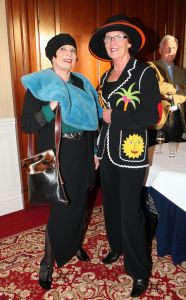 03-11-2008 SHOWBIZZ; COUTURIERS DOEN BOEKJE OPEN OVER DE KLEDING VAN DE ORANJES. Geen idee of de koningin dit boek leuk vindt maar ik heb het haar niet gevraagd, zo vertelde Els Smit mij de schrijfster van dit prachtige boek.
foto: Albert den Iseger.