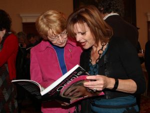 03-11-2008 SHOWBIZZ; COUTURIERS DOEN BOEKJE OPEN OVER DE KLEDING VAN DE ORANJES. Geen idee of de koningin dit boek leuk vindt maar ik heb het haar niet gevraagd, zo vertelde Els Smit mij de schrijfster van dit prachtige boek.
foto: Albert den Iseger.