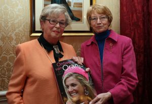 03-11-2008 SHOWBIZZ; COUTURIERS DOEN BOEKJE OPEN OVER DE KLEDING VAN DE ORANJES. Geen idee of de koningin dit boek leuk vindt maar ik heb het haar niet gevraagd, zo vertelde Els Smit mij de schrijfster van dit prachtige boek.
foto: Albert den Iseger.