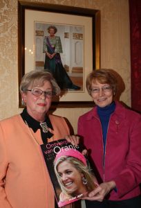 03-11-2008 SHOWBIZZ; COUTURIERS DOEN BOEKJE OPEN OVER DE KLEDING VAN DE ORANJES. Geen idee of de koningin dit boek leuk vindt maar ik heb het haar niet gevraagd, zo vertelde Els Smit mij de schrijfster van dit prachtige boek.
foto: Albert den Iseger.