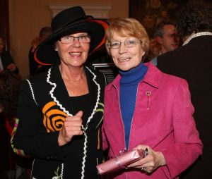 03-11-2008 SHOWBIZZ; COUTURIERS DOEN BOEKJE OPEN OVER DE KLEDING VAN DE ORANJES. Geen idee of de koningin dit boek leuk vindt maar ik heb het haar niet gevraagd, zo vertelde Els Smit mij de schrijfster van dit prachtige boek.
foto: Albert den Iseger.