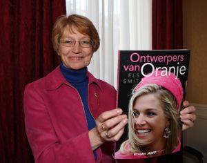 03-11-2008 SHOWBIZZ; COUTURIERS DOEN BOEKJE OPEN OVER DE KLEDING VAN DE ORANJES. Geen idee of de koningin dit boek leuk vindt maar ik heb het haar niet gevraagd, zo vertelde Els Smit mij de schrijfster van dit prachtige boek.
foto: Albert den Iseger.