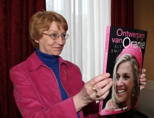 03-11-2008 SHOWBIZZ; COUTURIERS DOEN BOEKJE OPEN OVER DE KLEDING VAN DE ORANJES. Geen idee of de koningin dit boek leuk vindt maar ik heb het haar niet gevraagd, zo vertelde Els Smit mij de schrijfster van dit prachtige boek.
foto: Albert den Iseger.