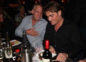 12-11-2008 SHOWBIZZ; EFFE VEEL CENTJES TE MAKKE BIJ EEN FEESTJE IN THE RED SUN. Rene en Natasja Froger en vele van hun vrienden kwamen bijeen om veel Euries te soren voor de Voedselbank. Er was veel muziek-eten-drank en een echte veilingmeester die regelrecht de euries uit je zak toverde. Junior Zegger maakte er een echt feest van en haalde ruim 300.000 euries op voor Clara en Sjaak Sies  van de voedselbank. Ook werd op deze avond besloten dat Jeroen v.d.Boom maar de nieuwe Topper moest worden. Zo ging iedereen weer tevreden naar huis met of zonder euri op zak.
foto: Albert den Iseger.