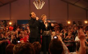 06-11-2008 SHOWBIZZ; TROS MUZIEKFEEST BELLA ITALIE A.S. VRIJDAG OP DE BUIS. Een zeer gezellig muziek feest van de Tros publieksreis naar Italie is a.s vrijdagavond weer op de buis. Vele artiesten treden op o.a. in Venetie en aan het prachtige Garda meer. Frans Bauer is te zien als gondelier en met Marianne Weber vaart hij door de grachtjes van Venetie. Een uitgebreid verslag staat ook deze week in weekblad Prive. Artiesten die optreden zijn oa. Peter Berger - Thomas Berge - Frans Bauer en Marianne Weber-Jorge Castro en Rene Froger. Ja het was weer Bella Italia.
foto: Albert den Iseger.