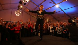 06-11-2008 SHOWBIZZ; TROS MUZIEKFEEST BELLA ITALIE A.S. VRIJDAG OP DE BUIS. Een zeer gezellig muziek feest van de Tros publieksreis naar Italie is a.s vrijdagavond weer op de buis. Vele artiesten treden op o.a. in Venetie en aan het prachtige Garda meer. Frans Bauer is te zien als gondelier en met Marianne Weber vaart hij door de grachtjes van Venetie. Een uitgebreid verslag staat ook deze week in weekblad Prive. Artiesten die optreden zijn oa. Peter Berger - Thomas Berge - Frans Bauer en Marianne Weber-Jorge Castro en Rene Froger. Ja het was weer Bella Italia.
foto: Albert den Iseger.