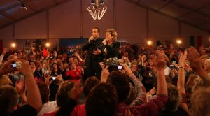 06-11-2008 SHOWBIZZ; TROS MUZIEKFEEST BELLA ITALIE A.S. VRIJDAG OP DE BUIS. Een zeer gezellig muziek feest van de Tros publieksreis naar Italie is a.s vrijdagavond weer op de buis. Vele artiesten treden op o.a. in Venetie en aan het prachtige Garda meer. Frans Bauer is te zien als gondelier en met Marianne Weber vaart hij door de grachtjes van Venetie. Een uitgebreid verslag staat ook deze week in weekblad Prive. Artiesten die optreden zijn oa. Peter Berger - Thomas Berge - Frans Bauer en Marianne Weber-Jorge Castro en Rene Froger. Ja het was weer Bella Italia.
foto: Albert den Iseger.