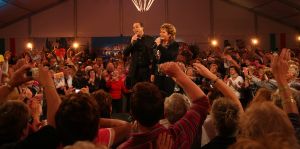 06-11-2008 SHOWBIZZ; TROS MUZIEKFEEST BELLA ITALIE A.S. VRIJDAG OP DE BUIS. Een zeer gezellig muziek feest van de Tros publieksreis naar Italie is a.s vrijdagavond weer op de buis. Vele artiesten treden op o.a. in Venetie en aan het prachtige Garda meer. Frans Bauer is te zien als gondelier en met Marianne Weber vaart hij door de grachtjes van Venetie. Een uitgebreid verslag staat ook deze week in weekblad Prive. Artiesten die optreden zijn oa. Peter Berger - Thomas Berge - Frans Bauer en Marianne Weber-Jorge Castro en Rene Froger. Ja het was weer Bella Italia.
foto: Albert den Iseger.