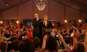 06-11-2008 SHOWBIZZ; TROS MUZIEKFEEST BELLA ITALIE A.S. VRIJDAG OP DE BUIS. Een zeer gezellig muziek feest van de Tros publieksreis naar Italie is a.s vrijdagavond weer op de buis. Vele artiesten treden op o.a. in Venetie en aan het prachtige Garda meer. Frans Bauer is te zien als gondelier en met Marianne Weber vaart hij door de grachtjes van Venetie. Een uitgebreid verslag staat ook deze week in weekblad Prive. Artiesten die optreden zijn oa. Peter Berger - Thomas Berge - Frans Bauer en Marianne Weber-Jorge Castro en Rene Froger. Ja het was weer Bella Italia.
foto: Albert den Iseger.