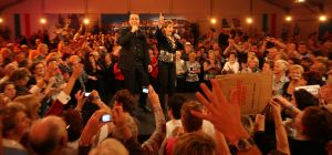 06-11-2008 SHOWBIZZ; TROS MUZIEKFEEST BELLA ITALIE A.S. VRIJDAG OP DE BUIS. Een zeer gezellig muziek feest van de Tros publieksreis naar Italie is a.s vrijdagavond weer op de buis. Vele artiesten treden op o.a. in Venetie en aan het prachtige Garda meer. Frans Bauer is te zien als gondelier en met Marianne Weber vaart hij door de grachtjes van Venetie. Een uitgebreid verslag staat ook deze week in weekblad Prive. Artiesten die optreden zijn oa. Peter Berger - Thomas Berge - Frans Bauer en Marianne Weber-Jorge Castro en Rene Froger. Ja het was weer Bella Italia.
foto: Albert den Iseger.